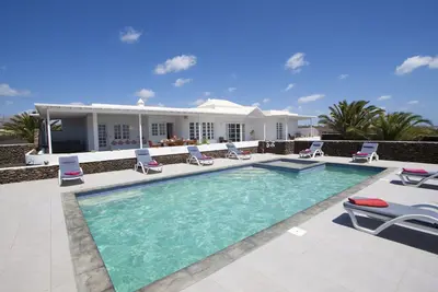 Image de Villa de luxe, piscine privée chauffée\/piscine pour enfants, jacuzzi, vue sur la mer et le jardin