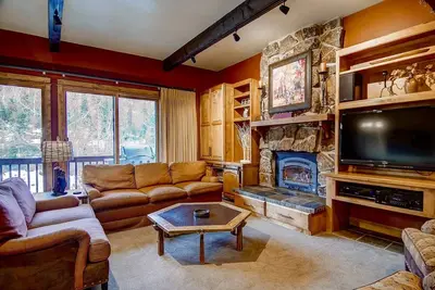 Image de Ski In/Out Th w/Epic Slope Views-Heated Pool-HotTub-Gym-Town Shuttle-Fireplace-W/D-Covered Parking