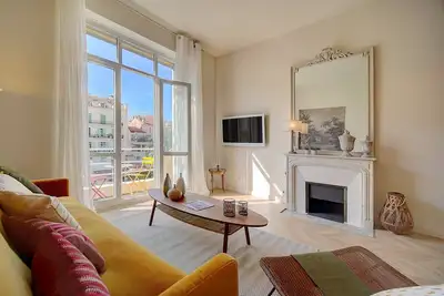 Image de New! Stylish Luxury 3-Bed Apartment with Balcony Steps to Beaches