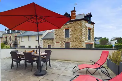 Image de 50m de la plage - terrasse - 3 adultes / 3 enfants