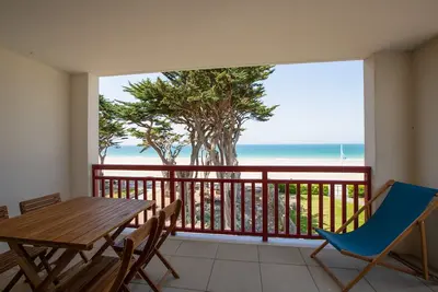 Image de Face à la mer, bel appartement pour 8