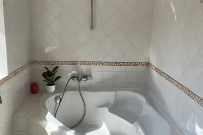 maison de gare dans un écrin de verdure