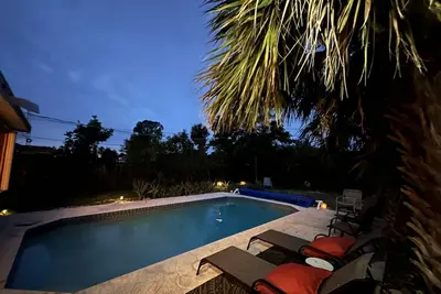 Image de Quiet house, private backyard with heated pool, 10 minutes to Harbor beach.