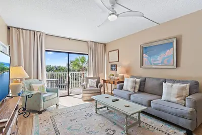 Image de Enjoy beachfront living during your stay at this 2-bedroom, 2-bathroom rental