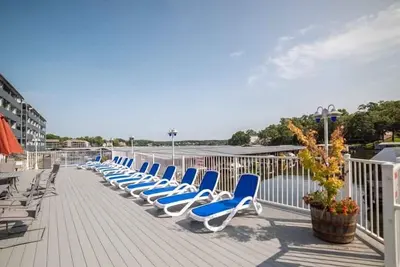 Image de Completely updated/Lakefront & Poolside/Walk-in Level 1 Bd/1 Bth Condo with Wifi