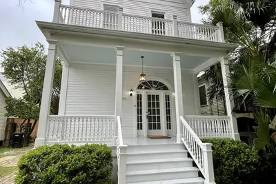Image de Maison de Camp - Historic Uptown Home Near Parades, Tulane, Bars, Restaurants