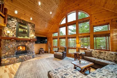 Image de Spacious Lakefront Lodge, Kayaks\/Canoes Included! Pet Friendly!