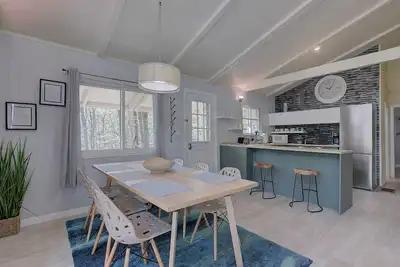 Image de Renovated Modern Chalet - Swim, Hike, Bike, Fish, Ski, Skate, Shop, Dine, Relax!