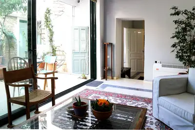 Image de Athenian Yard Near Acropolis Listed