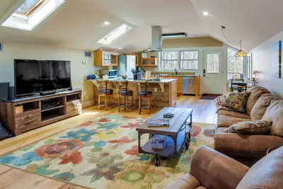 Image de Romantic, Cozy Loft w\/ Yard, 5 Miles to Clemson
