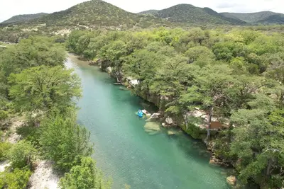 Image de 20+ Acres & Beautiful Frio River Frontage