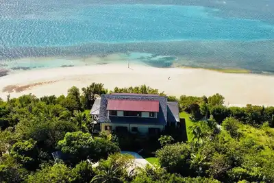 Image de Private Beachfront Luxury Property with Dock Access