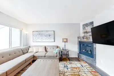 Image de Wonderful ski escape with hot tub, gas fireplace, high-speed WiFi & more