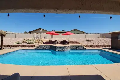 Image de Minutes to Lake Havasu and Havasu Riviera Marina! Beautiful pool & spa home!