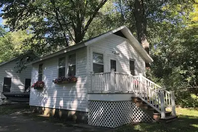 Image de Charming guest house on 1. 5 acre lake front property