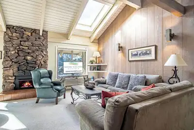 Image de Sun Valley #116-Hot Tub, Pool, Spa, Common Game Room, 10 minute Walk to Town & Lifts