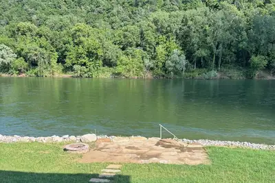 Image de Private riverfront getaway with direct steps to fishing paradise.