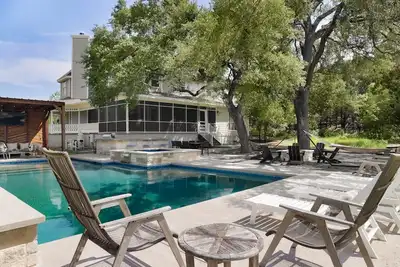 Image de Perfect for Large Groups: Modern Hill Country Estate w/ Pool, Games & Vineyard