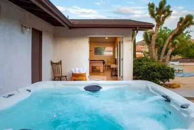 Image de Yucca Valley Sunset Desert Oasis w\/ Pool Table!