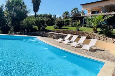 Cottage in Villa con Piscina