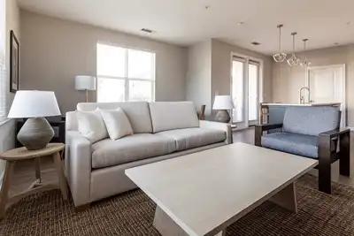 Image de Kasa | Relax in Your Comfy King Bed, Fast Wifi + Amenity Access | Charlotte