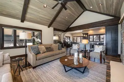 Image de Stunning Home, private baths, hot tub, bus stop out front, lux amenities