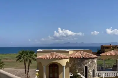 Image de Spectacular Sea, Mountain and Golf Course View home
