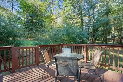 Image de Gorgeous Furnished 4 Br, 2 Ba house in West End near U of R. Sunroom and deck!