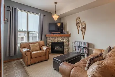 Image de Ski in/Ski out Creekside Condo, ground floor with deck, Bbq & King Bed in Master