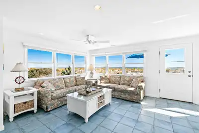 Image de Ocean Views - Fantastic Location, Location, Location!