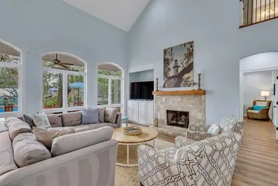 Image de Immaculate Custom Home | 2. 5 blocks to Beach | Heated Pool + Spa | Dog Friendly