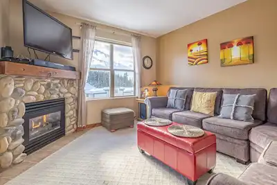 Image de Cozy Large Corner Condo in Creekside with Shared Outdoor Hot Tub, Pet Friendly!