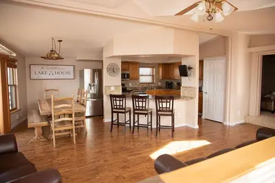 Image de The \"Sandhills Oasis\" Lakehouse @Lake Mac- Sleeps 15, Minutes from the Lake!