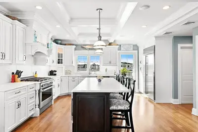 Image de Oceanside fully remodeled home with new furniture. Only 4 houses to the beach!