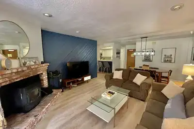 Image de Ski-In/Ski-Out! Large cozy condo with pellet stove that sleeps 8!