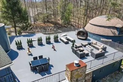 Image de Ole Smoky BnB| Theater|Sauna|Hot Tub|Rooftop Views