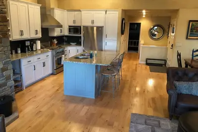 Image de Lakefront resort with amenities, less than 10 minutes to the mountain & downtown