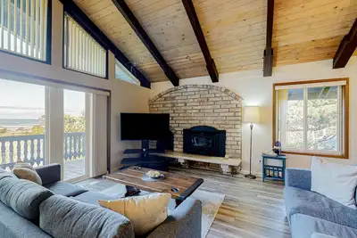Image de Quaint Dog-Friendly Escape Near Town & Beach W/ Ocean Views & High-Speed WiFi
