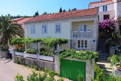 Immaculate 4-Bed House in Lumbarda