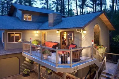 Image de Lake views, perfect proximity between town and the ski hill! Immaculately furnished