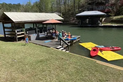 Image de \"No Agenda Lake Martin\" Beautifully remodeled 5 Bedroom Home on a No Wake Cove