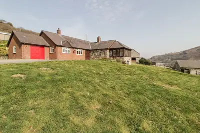 Image de Cwm Heulog, family friendly, with open fire in Llanfair Talhaiarn
