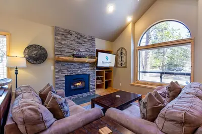 Image de Redw07 - Gorgeous Home, New Hot Tub, Bonus Room, Gas Fireplace