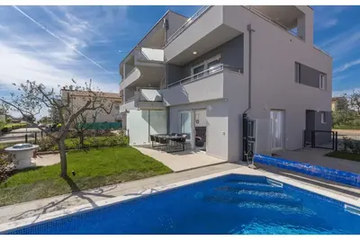 Image de Appartement moderne avec piscine privée, jacuzzi, jardin et terrasse
