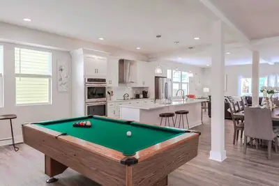Image de Designer Chic Indy 4 Bd w/ Pool Table!