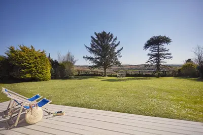 Image de Light & Airy Home, With Large Garden, Near The Sea