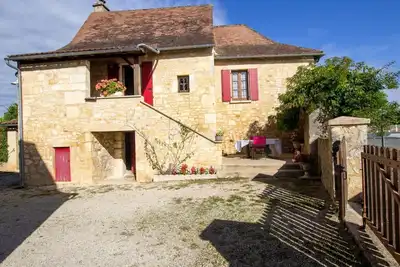 Image de Gîte près de Sarlat avec cheminée, jardin clos et activités en Dordogne