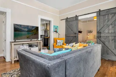 Image de Ruscello | 1935 Farmhouse | 2/2 | Full Kitchen  | Hot Tub  | Fire Pit | Smart Tv