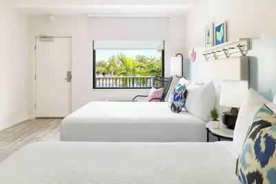 Image de Standard Two Queen Beds at The Gates Hotel Key West, Onsite Pool, Bike Rental!