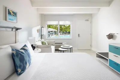 Image de Perfect Location for Your Staycation! Spacious Deluxe Room w\/ Pool View